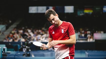 Seul finaliste paralympique français en tennis de table, Lucas Didier n'est pas parvenu à décrocher l'or à l'arena Paris Sud. La défaite est sévère : trois sets à zéro face au Belge Laurens Devos. (BALLET PAULINE / AFP)