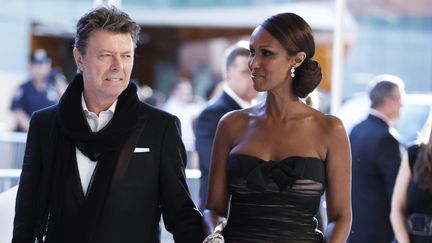 David Bowie et son épouse Iman le 7 juin 2010 à New York (Etats-Unis) lors d'une cérémonie de remise de prix au Conseil des créateurs de mode américains (CFDA) (LUCAS JACKSON / REUTERS)