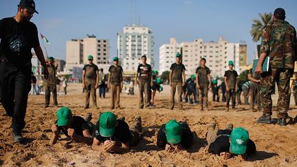 Un responsable de la formation militaire et instructeur dans les Brigades al-Qods, aile armée du Djihad islamique palestinien, explique à l’AFP que ces enfants sont «les soldats de l'avenir».

«Nous voulons créer chez eux une culture de l'enlèvement des soldats afin de ne jamais oublier nos prisonniers», indique-t-il en référence à la capture de militaires israéliens afin de les échanger contre des détenus palestiniens.
 (REUTERS/Mohammed Salem)