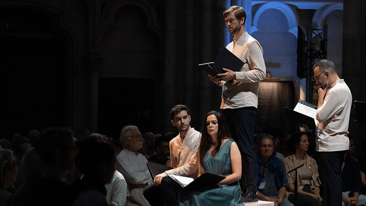 Sophie Junker (Marie) entourée des apôtres dont Victor Sicard (Pierre) dans la basilique Saint-Denis. (Festival de Saint-Denis/Edouard Brane)