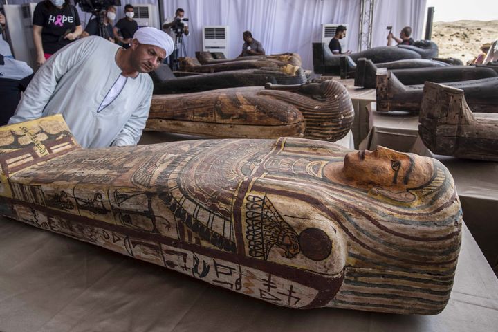 Les 59 sarcophages mis au jour dans la nécropole de Saqqara ont été exposés&nbsp;le 3 octobre 2020 à l'occasion d'une conférence de presse (KHALED DESOUKI / AFP)