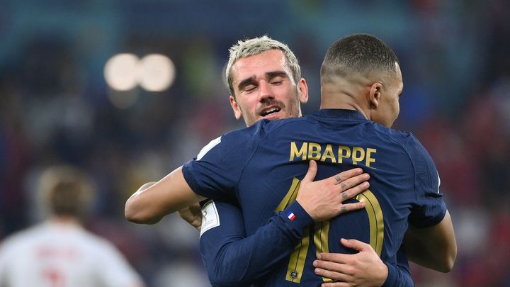 Antoine Griezmann et Kylian Mbappé, le 26 novembre 2022. (FRANCK FIFE / AFP)