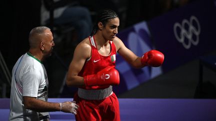 La boxeuse algérienne Imane Khelif lors de son combat de boxe en huitième de finale des moins de 66 kg contre l'Italienne Angela Carini, lors des Jeux olympiques de Paris 2024. (FABIO BOZZANI / ANADOLU via AFP)