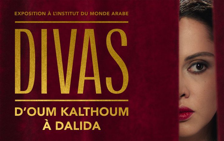 L'affiche de l'exposition "Divas" à Institut du monde arabe (Shirin Neshat, Oum behind the curtain close up) (Yasmine © Razor film)