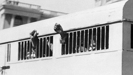 Le 16 Juin 1964 à  la fin du procès de Rivonia, les huit accusés, dont Nelson Mandela, quittent, poings levés, le palais de justice de Pretoria.  (AFP)