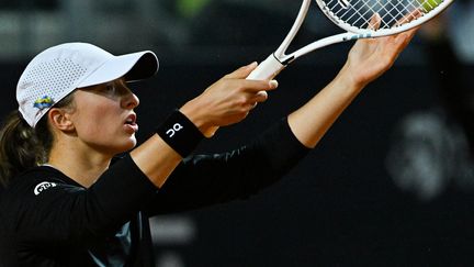 La Polonaise Iga Swiatek dépitée lors de son quart de finale du tournoi de Rome face à la Kazakhstanaise Elena Rybakina, le 17 mai 2023. (TIZIANA FABI / AFP)