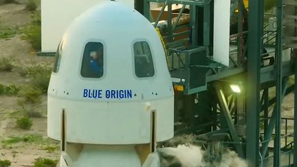 La fusée New Shepard développée par Blue&nbsp;Origin s'apprête à s'envoler, le 20 juillet 2021 à Van Horn (Etats-Unis). (HANDOUT / BLUE ORIGIN / AFP)