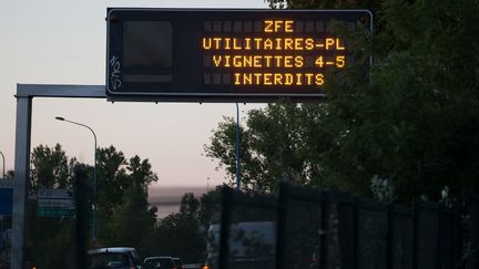 Un panneau lumineux sur le périphérique de Toulouse (Haute-Garonne), photographié le&nbsp;11 septembre 2022, indique la réglementation de la zone à faible émission.&nbsp; (FREDERIC SCHEIBER / HANS LUCAS / AFP)