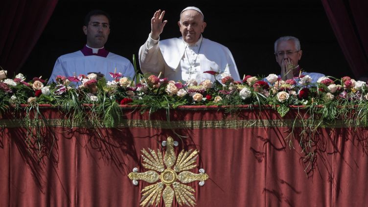 Pope Francis greets the faithful after pronouncing the blessing "Urbi and orbi" from the balcony of St. Peter's Basilica, in the Vatican, on April 9, 2023. (RICCARDO DE LUCA / ANADOLU AGENCY / AFP)