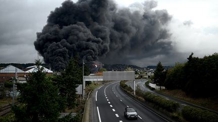 La fumée de l'incendie de l'usine Lubrizol de Rouen, classée Seveso, le 26 septembre 2019.&nbsp; (PHILIPPE LOPEZ / AFP)