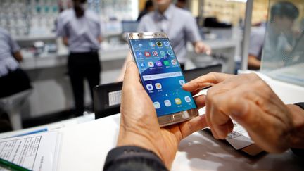 Un usager utilise le Galaxy Note 7 à Séoul (Corée du Sud), le 13 octobre 2016. (KIM HONG-JI / REUTERS)