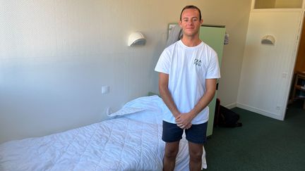 Gaston Dossin, 20 ans, saisonnier à Dinard, est logé dans l'internat du lycée hôtellier de la ville. (BENJAMIN RECOUVREUR / RADIO FRANCE)