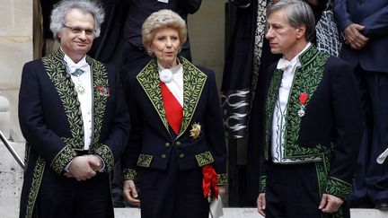 L'écrivain franco-libanais Amin Maalouf (à gauche), alors nouveau membre de l'Académie française, posant avec l'historienne et immortelle française Hélène Carrère d'Encausse (au centre) et l'écrivain et immortel français Jean-Christophe Rufin (à droite) le 14 juin 2012 à l'Institut de France, à Paris. (FRANCOIS GUILLOT / AFP)