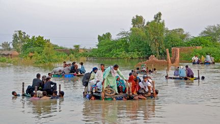 Des victimes des inondations&nbsp;se réfugient sur des plates-formes de fortune après de fortes pluies de mousson dans le district de Jaffarabad, dans la province du Balouchistan, le 8 septembre 2022. (FIDA HUSSAIN / AFP)