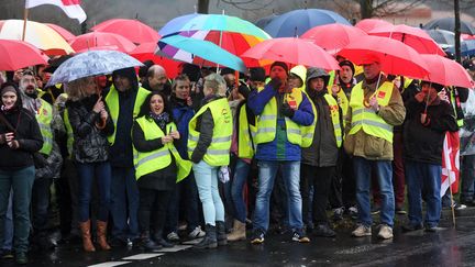 &nbsp; (Des employés en grève devant l'entrepôt Amazon de Bad Hersfeld en Allemagne. Outre-Rhin, 1100 à 2400 personnes poursuivront leur mouvement, entamé il y a plusieurs jours, jusqu'au 24 décembre. © Maxppp.)