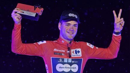 L'Italien Lorenzo Milesi avec le maillot rouge de leader après la première étape de la Vuelta, le 26 août 2023. (PAU BARRENA / AFP)