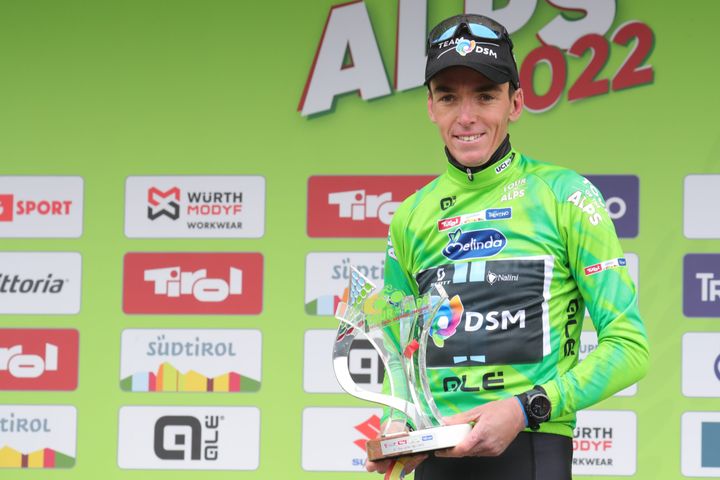 &nbsp;Romain Bardet avec le trophée du vainqueur du Tour des Alpes, le 22 avril 2022, à Lienz (Autriche). (PIERRE TEYSSOT / MAXPPP)