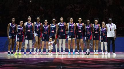 L'équipe de France sur le podium de l'Eurobasket, à Ljubljana (Slovénie), le 25 juin 2023. (FIBA)