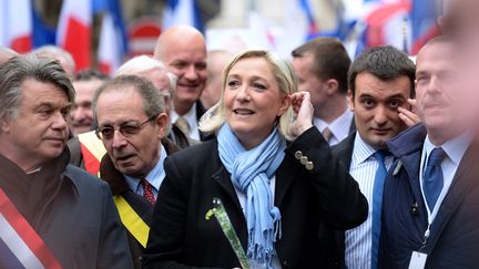 La pr&eacute;sidente du Front national Marine Le Pen (centre) entour&eacute;e du d&eacute;put&eacute; du Rassemblement bleu Marine&nbsp;Gilbert Collard (1er en partant de la gauche), Florian Philippot, vice-pr&eacute;sident du FN&nbsp;(2e en partant de la droite), et de&nbsp;Steeve Briois, secr&eacute;taire g&eacute;n&eacute;ral du parti (1er en partant de la droite). (ERIC FEFERBERG / AFP)