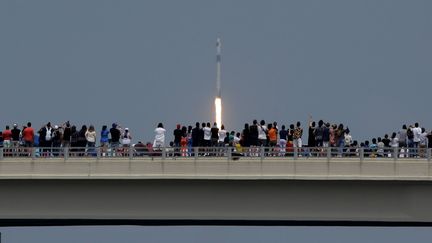 Des curieux observent depuis un pont à Titusville&nbsp;(Etats-Unis), le décollage du&nbsp;vaisseau Crew Dragon de SpaceX, lancé par une fusée Falcon 9, le 30 mai 2020. L'entreprise fondée par Elon Musk&nbsp;réalisait là son premier vol habité pour la Nasa. (CHARLIE RIEDEL / AP / SIPA)