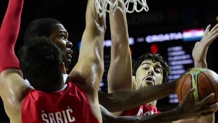 Mickael Gelabale tente de passer entre Dario Saric et Ante Tomic (JAVIER SORIANO / AFP)