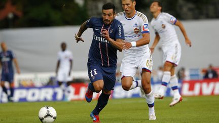 Le milieu de terrain Ezequiel Lavezzi lors du match amical du Paris Saint-Germain contre le CSKA Moscou &agrave; Hartberg (Autriche), le 14 juillet 2012. Le joueur est l'une des recrues phares du club de la capitale cet &eacute;t&eacute;. (ALEXANDER KLEIN / AFP)