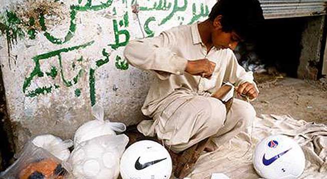 &nbsp; (un enfant pakistanais fabrique des ballons de football ©Marie Dorigny)