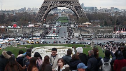 Une vue de la tour Eiffel depuis l'esplanade du Trocadéro, le 31 décembre 2018 à Paris. (ZAKARIA ABDELKAFI / AFP)