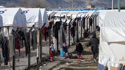 Dans un camp de rescapés du séisme à Islahiye près de Gaziantep, le 14 février 2023, une semaine après le tremblement de terre meurtrier qui a frappé la Turquie et de la Syrie. (ZEIN AL RIFAI / AFP)