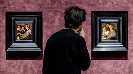 Exposition "Les quatre sens de Rembrandt - ses premières peintures" au musée De Lakenhal à Leiden (Pays-Bas), le 18 janvier 2024. (REMKO DE WAAL / ANP / AFP)