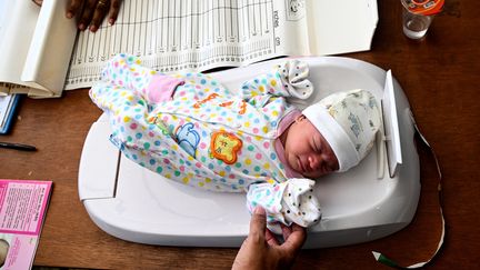 Un nouveau-né est pesé dans un hopital de Banda Aceh (Indonésie). (CHAIDEER MAHYUDDIN / AFP)