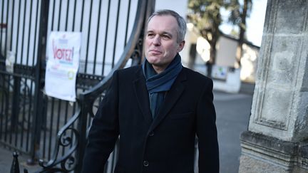 Le député écologiste François de Rugy arrive dans son bureau de vote pour le premier tour de la primaire de la gauche, le 22 janvier 2017, à Nantes. (JEAN-SEBASTIEN EVRARD / AFP)