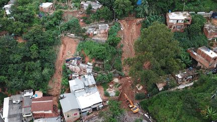 Une vue aérienne des secours qui recherchent des personnes qui ont péri dans des glissements de terrain à&nbsp;Belo Horizonte, dans l'Etat de Minas Gerais, au Brésil, le 25 janvier 2020. (DOUGLAS MAGNO / AFP)