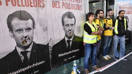 Les associations ANV COP21 et Greenpeace devant plusieurs entreprises&nbsp;de l'esplanade de la Défense, à Paris, le 19 avril 2019. (JULIEN MATTIA / LE PICTORIUM / MAXPPP)