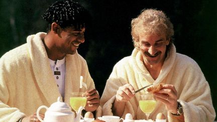 Franck Rijkaard (&agrave; gauche) et Rudi V&ouml;ller. Apr&egrave;s s'&ecirc;tre crach&eacute; dessus&nbsp;lors des 8e de finale de Coupe du monde, ils se retrouvent autour d'un bon petit d&eacute;jeuner pour faire la promotion d'une marque de beurre, le 24 avril 1996. (REUTERS)