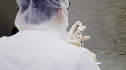 Un technicien de laboratoire réalise des tests sur le vaccin contre le Covid-19 de Pfizer, à l'hôpital Mount Sinai de New York, aux Etats-Unis, le 9 décembre 2020.&nbsp; (MOUNT SINAI HEALTH SYSTEM / AFP)