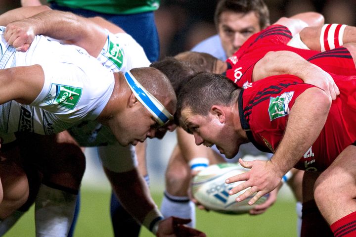 Le pilier de Castres, Luc Ducalcon (en bleu) d&eacute;fie son homologue du Munster, Wian Preez, lors du match de Coupe d'Europe entre les deux &eacute;quipes, &agrave; Toulouse, le 19 novembre 2011. (PASCAL PAVANI / AFP)