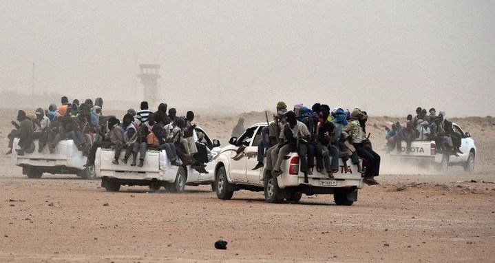 Des pick-up chargés de migrants quittent Agadez en direction de la Libye. (Photo AFP/Issoufou Sanogo)