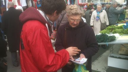 Distribution de tracts sur le marché d'Hénin-Beaumont (Pas-de-Calais) le 27 avril (DR)