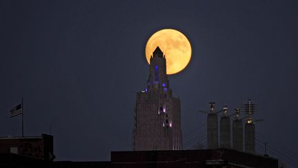 La "super Lune" surgit derrière un immeuble à Kansas City (Etats-Unis), le 13 novembre 2016. (DAVE KAUP / REUTERS)