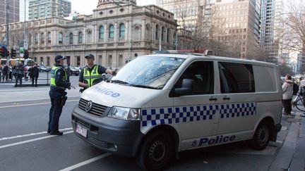 Des policiers tiennent la garde devant le tribunal de Melbourne (Australie), le 26 juillet 2017. (ASANKA BRENDON RATNAYAKE / ANADOLU AGENCY / AFP)