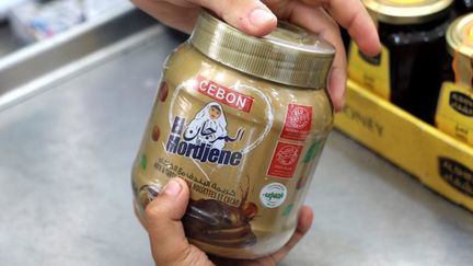 Un pot de la pâte à tartiner El Mordjene dans un magasin à Alger, le 15 septembre 2024. (AFP)