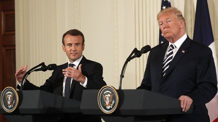 Emmanuel Macron et Donald Trump lors d'une conférence de presse commune à la Maison Blanche, à Washington, le 24 avril 2018. (KEVIN LAMARQUE / REUTERS)