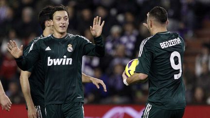 Mesut Ozil à la lutte avec Ekrem Dag. (CESAR MANSO / AFP)