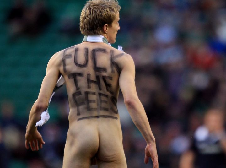 Un streaker anglais court sur le terrain d'un match de rugby entre Oxford et Cambridge, &agrave; Twickenham, le 9 d&eacute;cembre 2010.&nbsp; (MARK THOMPSON / GETTY IMAGES)