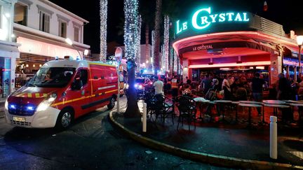 Des véhicules de pompiers à Juan-les-Pins (Alpes-Maritimes), après un mouvement de panique, le 15 août 2016. (MAXPPP)