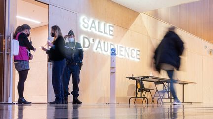 L'entrée de la salle d'audience du procès des attentats du 13 novembre 2015, le 9 février 2022 au Palais de justice de Paris. (DANIEL FOURAY / MAXPPP)