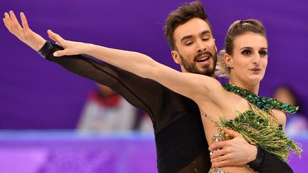 La tunique de la patineuse française Gabriella Papadakis a lâché au bout de quelques secondes lors du programme court lundi 19 février 2018. (MLADEN ANTONOV / AFP)