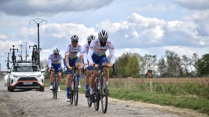 Les coureurs de la formation TotalEnergies ont effectué une reconnaissance des secteurs pavés de Paris-Roubaix, jeudi 14 avril. (Hortense Leblanc)