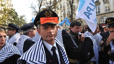 &nbsp; (Manifestation de pilotes en grève devant l'Assemblée nationale le 23 septembre 2014 ©Radio France/Nathanaël Charbonnier)